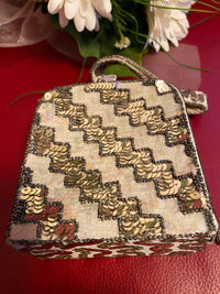 Quadratische Vintage Pailletten-Handtasche im Zig-Zag-Muster der 1920er Jahre, mehrfarbig schillernd mit Metallrahmen und Bügelgriff