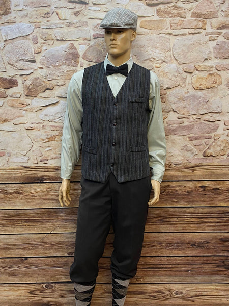 Vintage Knickerbocker-Outfit Gr. 52 mit anthrazit-grauer Nadelstreifenweste, Bundhose, silbergrauem Hemd, dunkelgrauer Fliege, hellgrauer Flatcap und Argyle-Strümpfen.