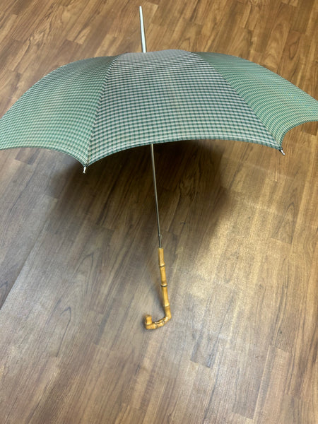„Vintage Regenschirm 1960er mit grünem Karomuster und Bambusgriff, geöffnet“