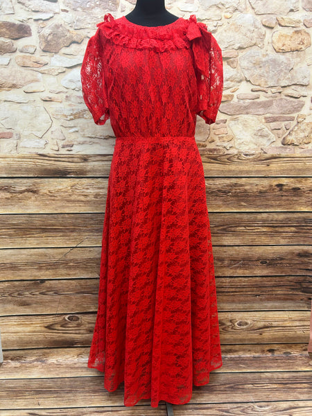 Rotes Vintage-Spitzen-Maxikleid in Gr. 44. Romantische Rüschen, Schleifendetail, elastische Taille. Schlupfform ohne Reißverschluss. Sehr guter Zustand