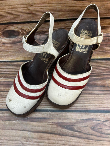 Vintage Sandaletten Young Style aus den 70er Jahren, cremefarben mit roten Streifen, Größe 7,5, Blockabsatz, Gebrauchsspuren sichtbar.