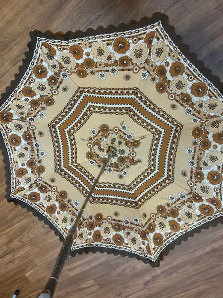 „Geöffneter Vintage Sonnenschirm 1970er mit floralem Muster in Braun, Beige und Weiß“