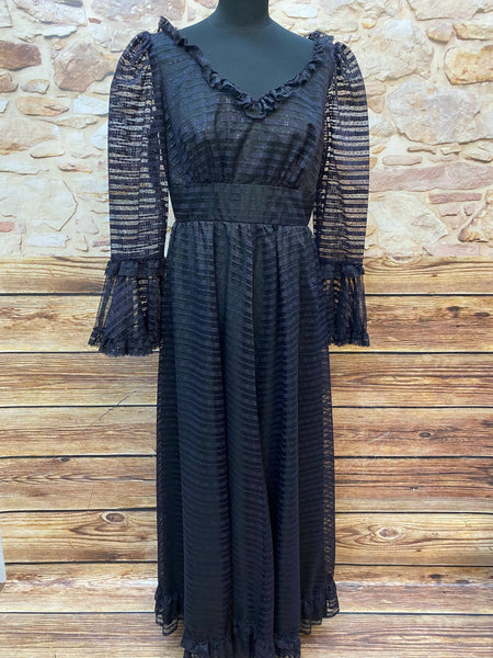 Schwarzes Vintage Spitzen-Maxikleid mit Rüschen und Volantärmeln, Gr. 40