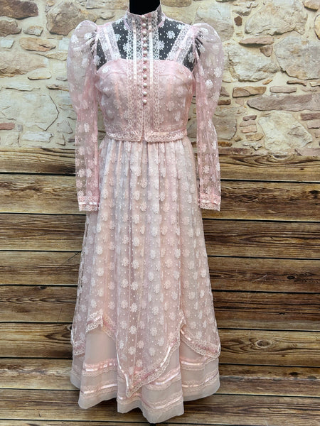 Rosafarbenes zweiteiliges Vintage Spitzen-Maxikleid mit besticktem Tüllrock, passenden Bolero mit Puffärmeln und Spitzenknöpfen