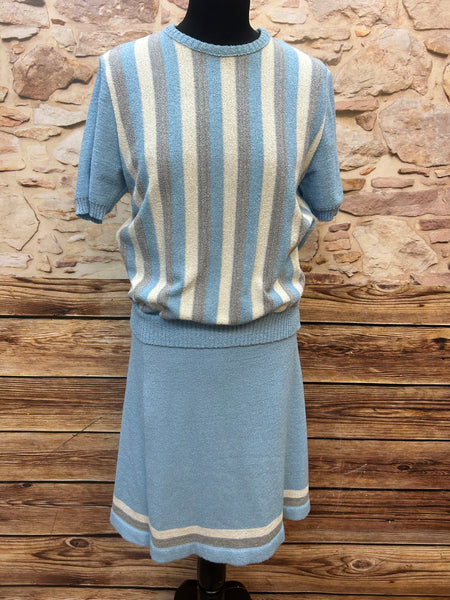 weiteiliges hellblaues Vintage-Strickkostüm aus Top mit Blockstreifen und A-Linien-Rock