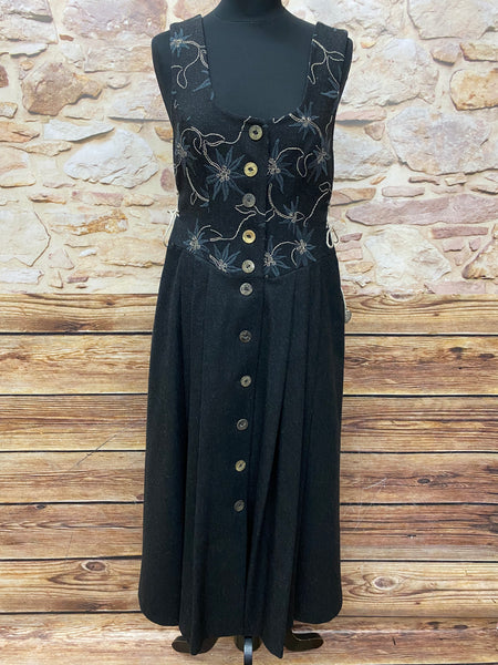 Schwarzes wadenlanges Vintage Trachtenkleid Größe 38 von Perry mit Stickerei, Knopfleiste und Schnürung.