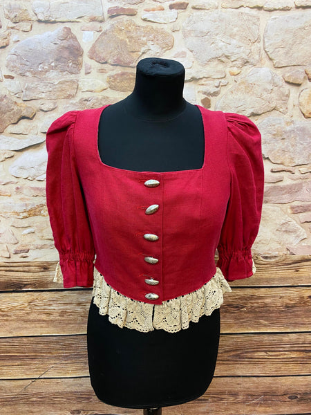 Rotes Vintage Trachtenoberteil mit Spitze und Knöpfen, Größe 34.