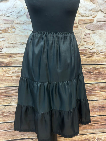 Schwarzer Vintage-Unterrock mit zwei Volantstufen und Spitzenkante, Länge 63 cm