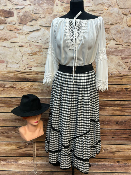 Vintage Damen Western-Outfit bestehend aus weißer Spitzenbluse, schwarz-weiß kariertem Rock, schwarzem Gürtel und schwarzem Cowboyhut „Bullrider Jr.“ in Größe 38/M (Hut 55/56), sehr guter Zustand, ideal für Country- und Westernliebhaberinnen.
