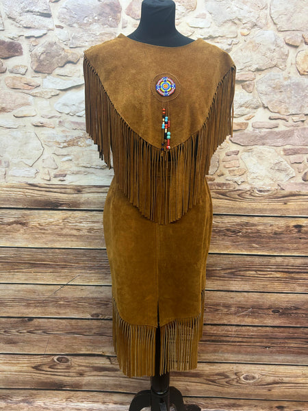 Vintage Wildleder Set Damen 36/38 in Cognac – Fransencape mit Perlenmedaillon, passender Rock mit V-Fransensaum und Reißverschluss, guter Zustand ohne Risse