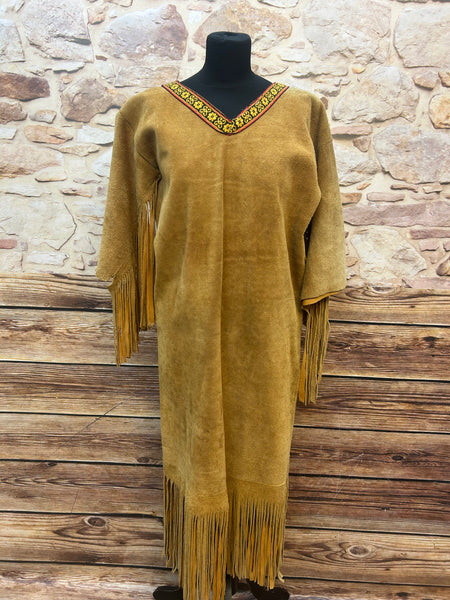 Vintage Wildleder-Fransenkleid in Camelbraun, Größe 38, V-Ausschnitt mit Bordüre, lange Fransen an Saum und Ärmeln, Unikat, mit leichter Patina