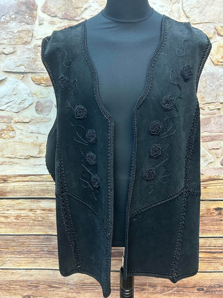 Vintage Wildlederweste XXXL schwarz mit Blumenstickerei und Patchwork-Details