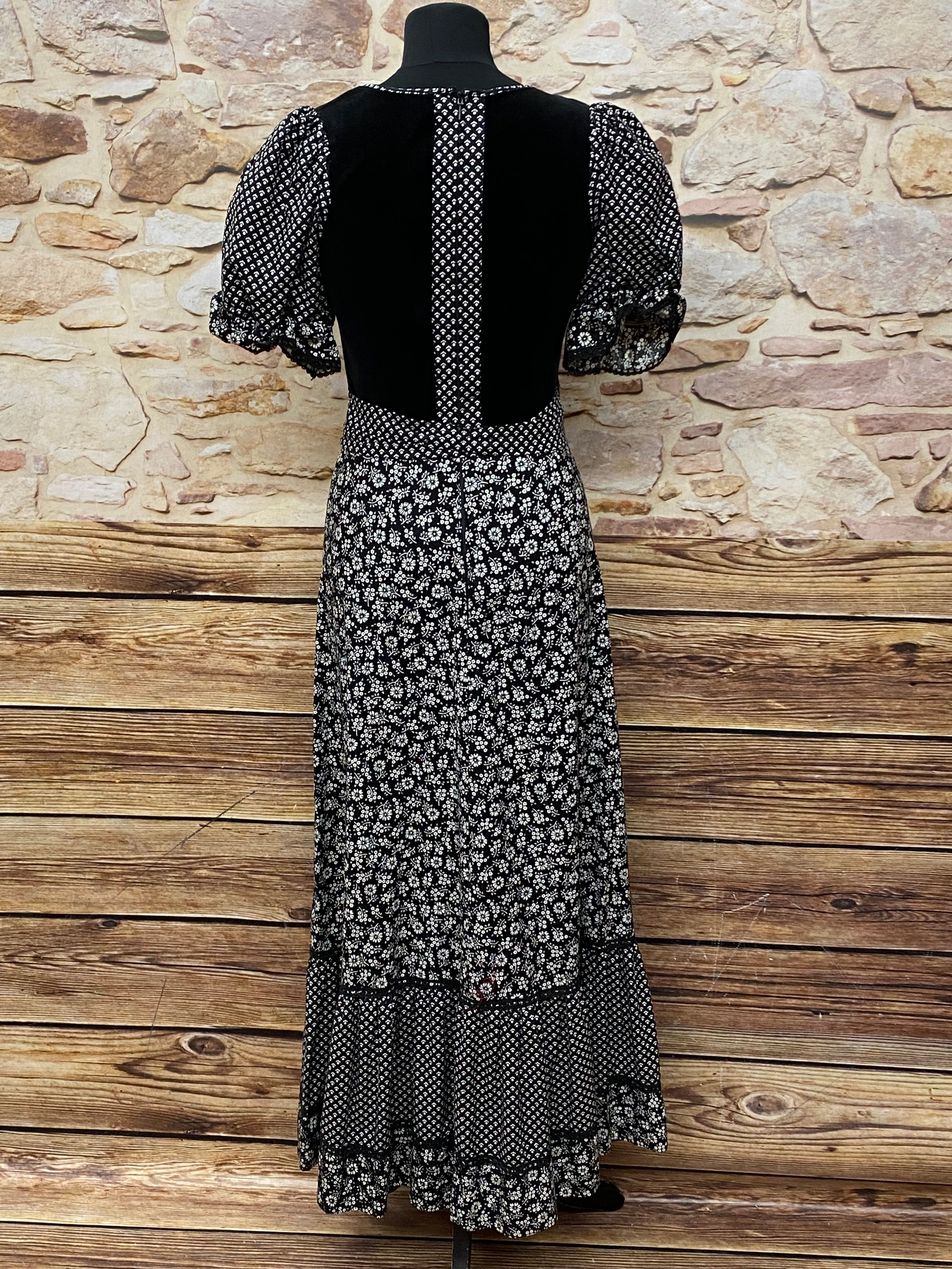 Langes Vintage 70er Jahre Maxi-Kleid Gr.32 in der Farbe schwarz mit weißen Blumen
