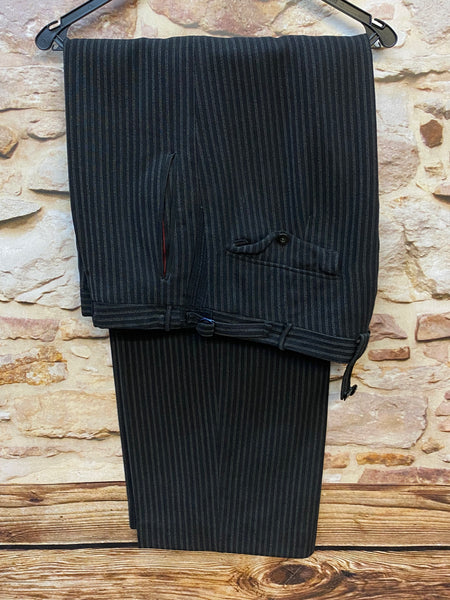 Vintage Stresemannhose Herren Größe 52, reine Wolle, Bundweite 97 cm, schwarz mit grauem Nadelstreifen, sehr guter Zustand, ca. 1940er/50er Jahre.