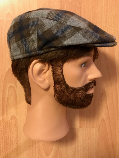 Karierte Schiebermütze im 20er Jahre Stil, Größe 57, Seitenansicht auf Mannequin.