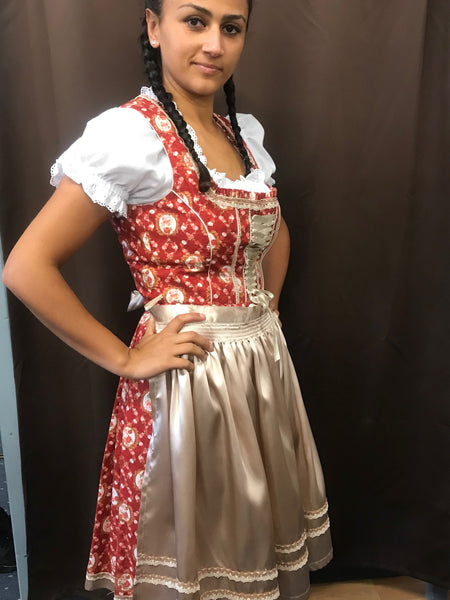 Model trägt rotes geblümtes Dirndl in Größe 40 mit beiger Schürze, seitliche Ansicht (Bluse im Foto, nicht im Lieferumfang)
