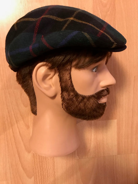 Schiebermütze kariert im 20er-Jahre-Stil, seitliche Ansicht auf Mannequin