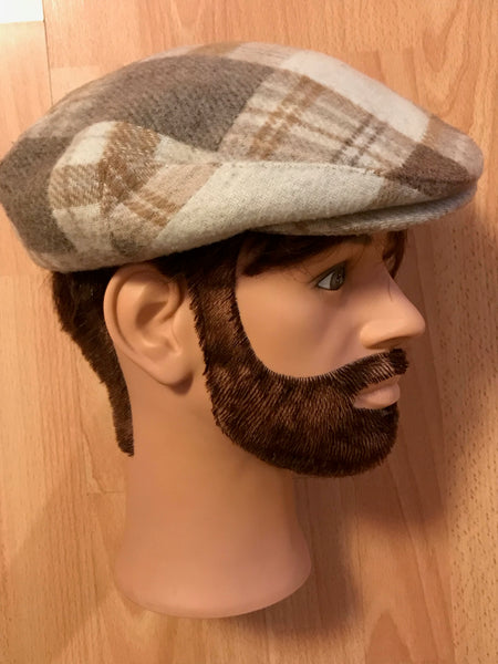 chiebermütze kariert in Beige-Braun im 20er-Jahre-Stil, Seitenansicht.