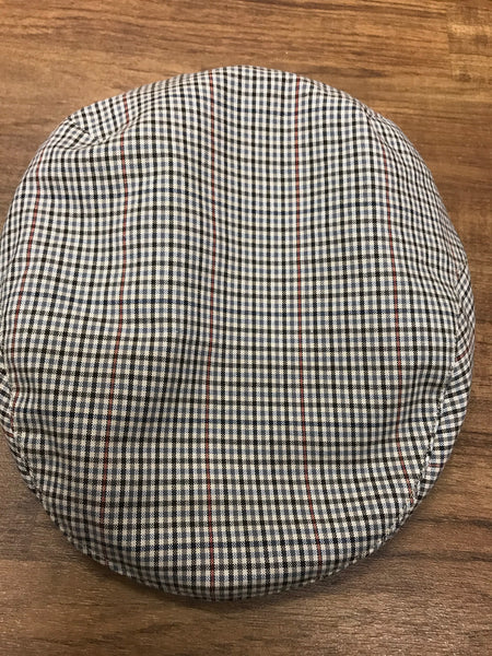 Schiebermütze im 20er-Jahre-Stil, kariert in Beige-Schwarz mit roten Streifen, von oben fotografiert