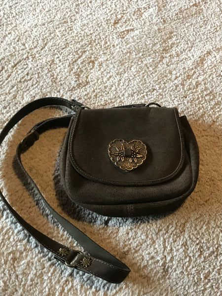 Braune Damen-Trachtentasche mit Herzapplikation und Innentasche – Ziegenvelours, 20x17 cm, verstellbarer Riemen, sehr guter Zustand