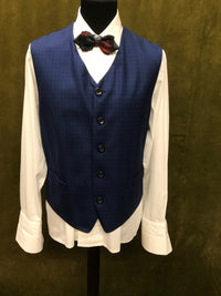 Vintage Herren Weste Größe 54 in blau-schwarz kariertem Muster mit verstellbarem Rücken, Polyester-Material, elegant und klassisch