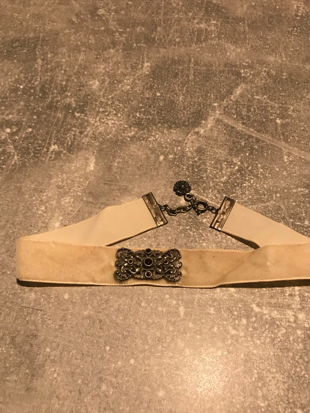 Vintage Kropfband aus hellem Samt mit silberfarbener Ornamentbrosche und roten Schmucksteinen.