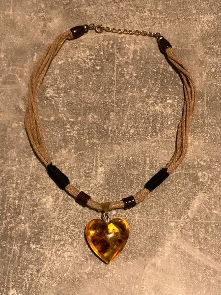 Vintage Trachten-Kette mit Herz-Anhänger aus bernsteinfarbenem Kunstharz