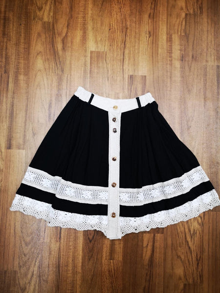 Kurzer Vintage Trachtenrock in Schwarz und Beige, Gr. 34, mit Holzknöpfen und romantischer Spitzenborte, sehr gut erhalten.