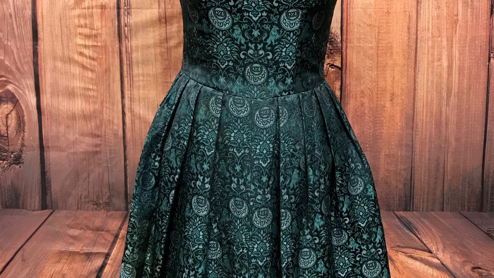 „50er Jahre Cocktailkleid in grün auf Puppe