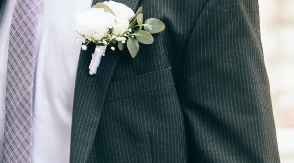 Boutonniere – die stilvolle Knopflochblume für den perfekten Auftritt