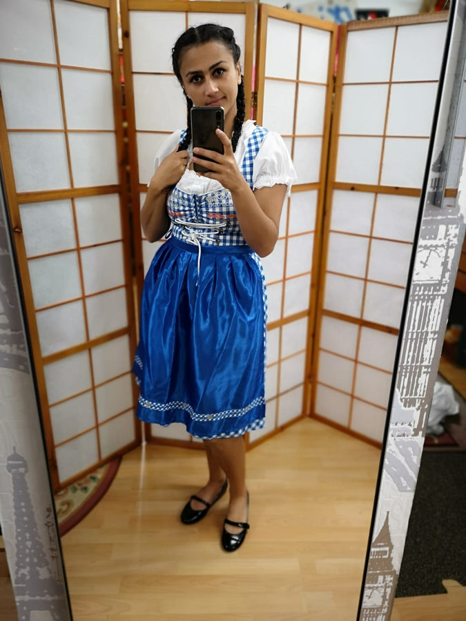 „Kariertes Dirndl in der Farbe blau weiß