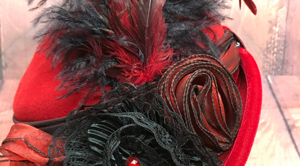 „Handgefertigter 20er Jahre Hut in rot mit schwarzen Highlights, Unikat