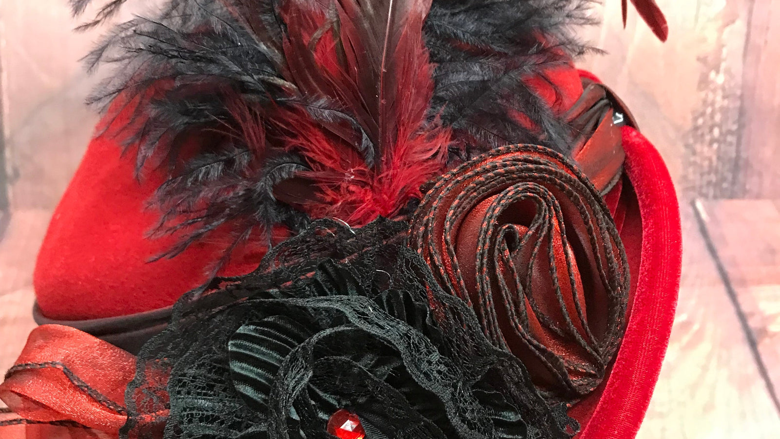 „Handgefertigter 20er Jahre Hut in rot mit schwarzen Highlights, Unikat