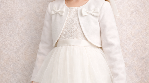 „Mädchen mit Kommunionkleid und Bolero zur Erstkommunion