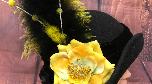 „Handveredelter Miss Fisher Hut in schwarz mit gelben Highlights