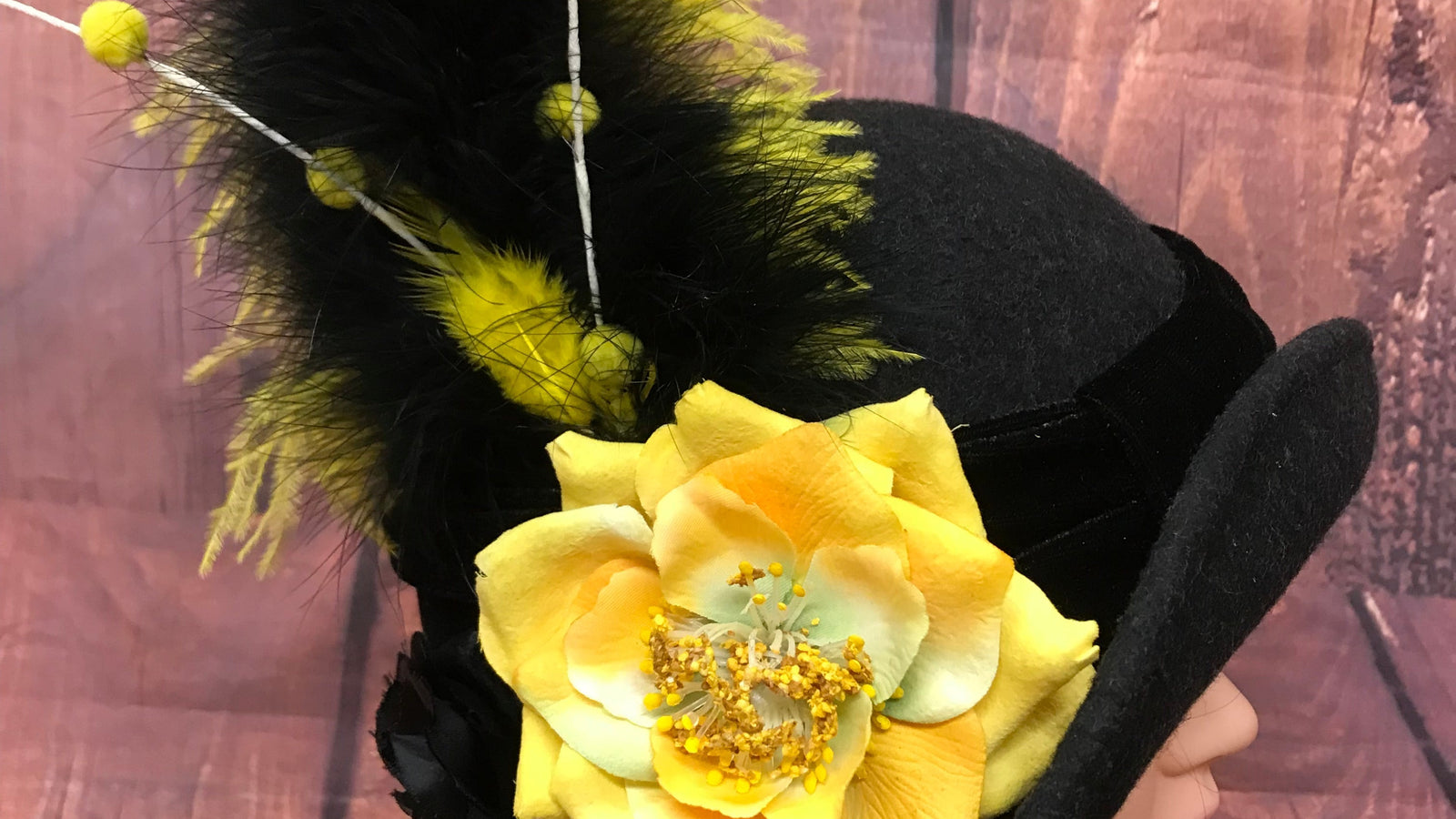 „Handveredelter Miss Fisher Hut in schwarz mit gelben Highlights