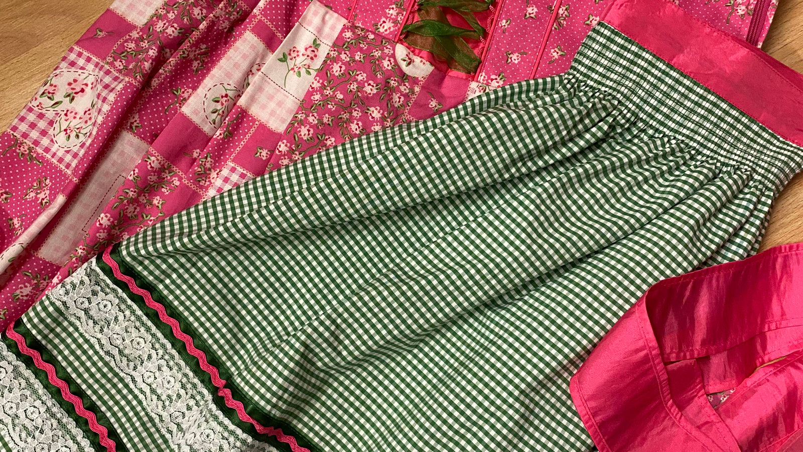 Dirndl richtig kombinieren: Accessoires, Schuhe, Schmuck & Frisuren