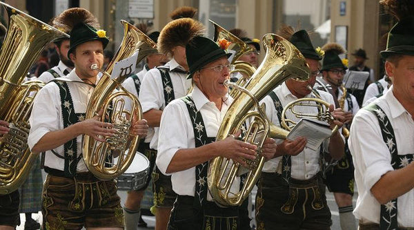 Trachten auf Volksfesten & Kirchweihen: Traditionelle Kleidung für besondere Anlässe