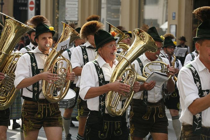 Trachten auf Volksfesten & Kirchweihen: Traditionelle Kleidung für besondere Anlässe