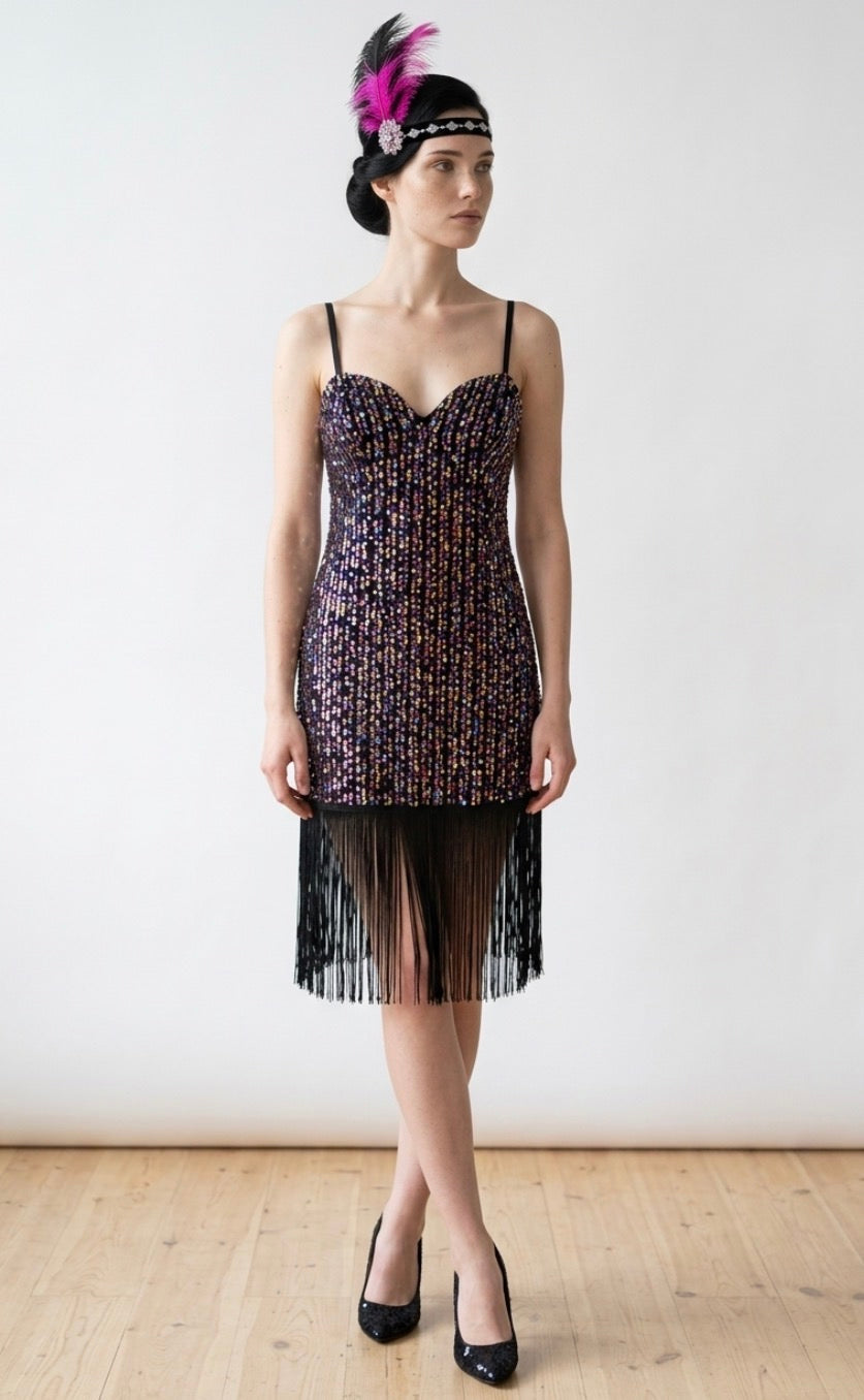 „Elegantes Charlestonkleid im 20er Jahre Stil mit Fransen und Pailletten im Gatsby Look“