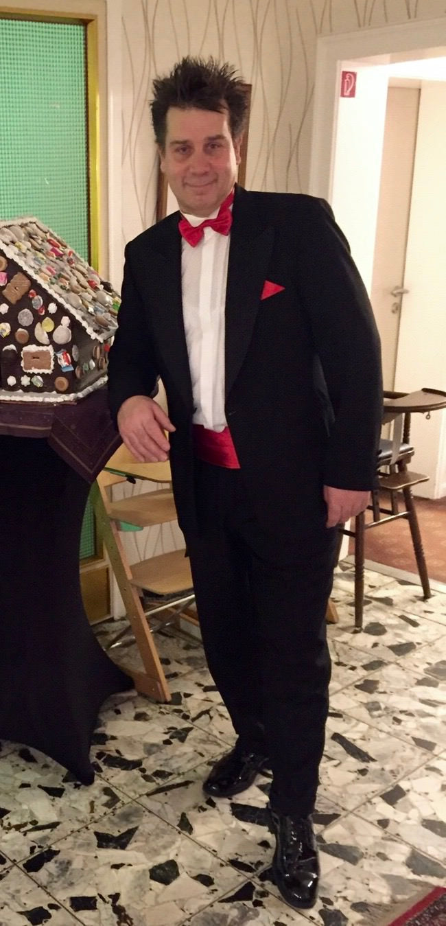 „Herr im festlichen schwarzen Smoking