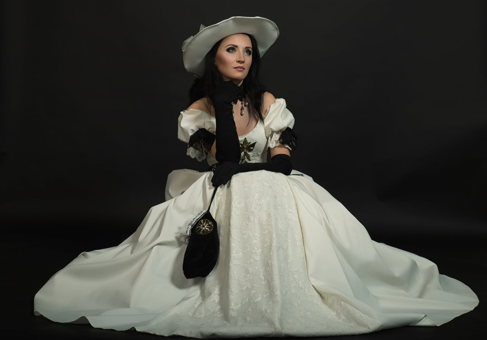 „Vintage Brautkleid mit schwarzen Aktenten