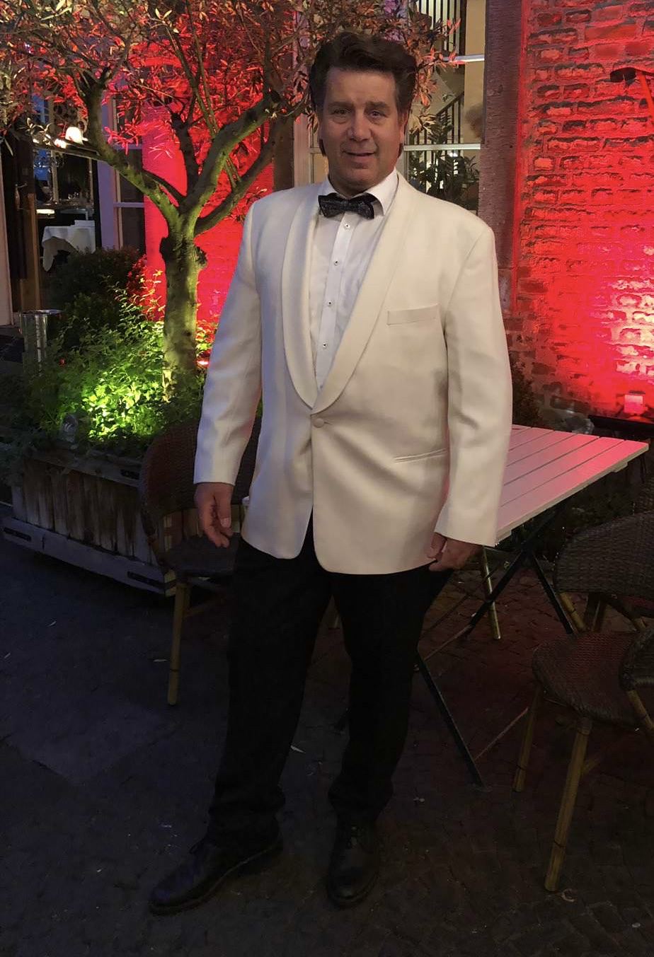 „Bräutigam in heller Dinner-Jacke, mit schwarzer Flieg und Smokinghose“ 