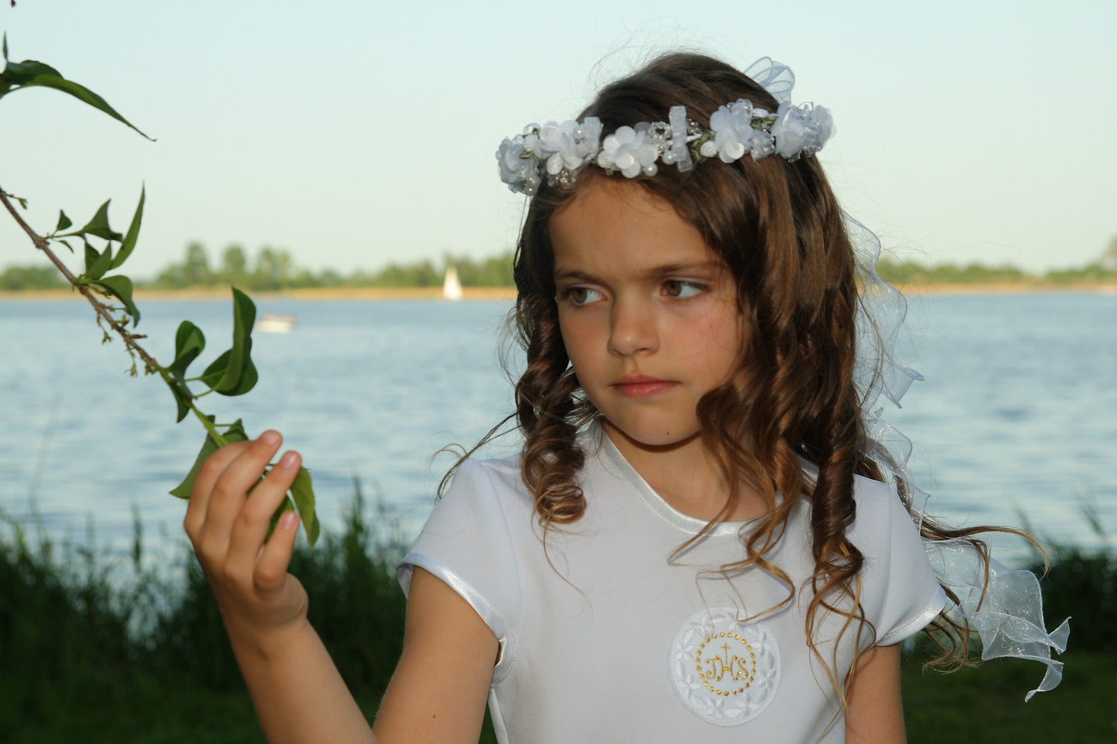 „Mädchen mit Kommunionkleid