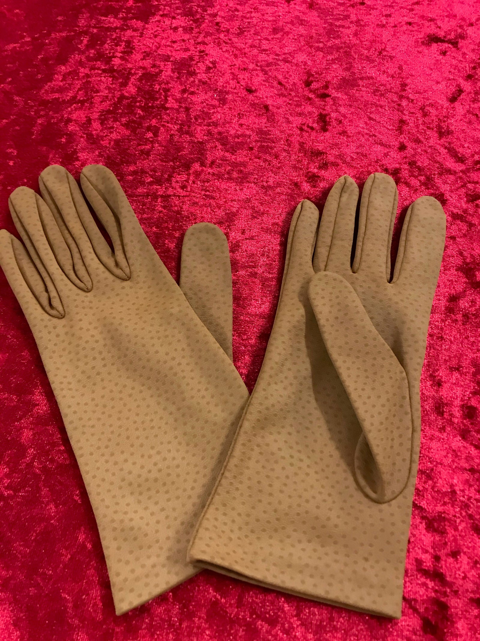 „Vintage Handschuhe Damen im eleganten Retro Stil für Abendgarderobe und festliche Vintage Looks“