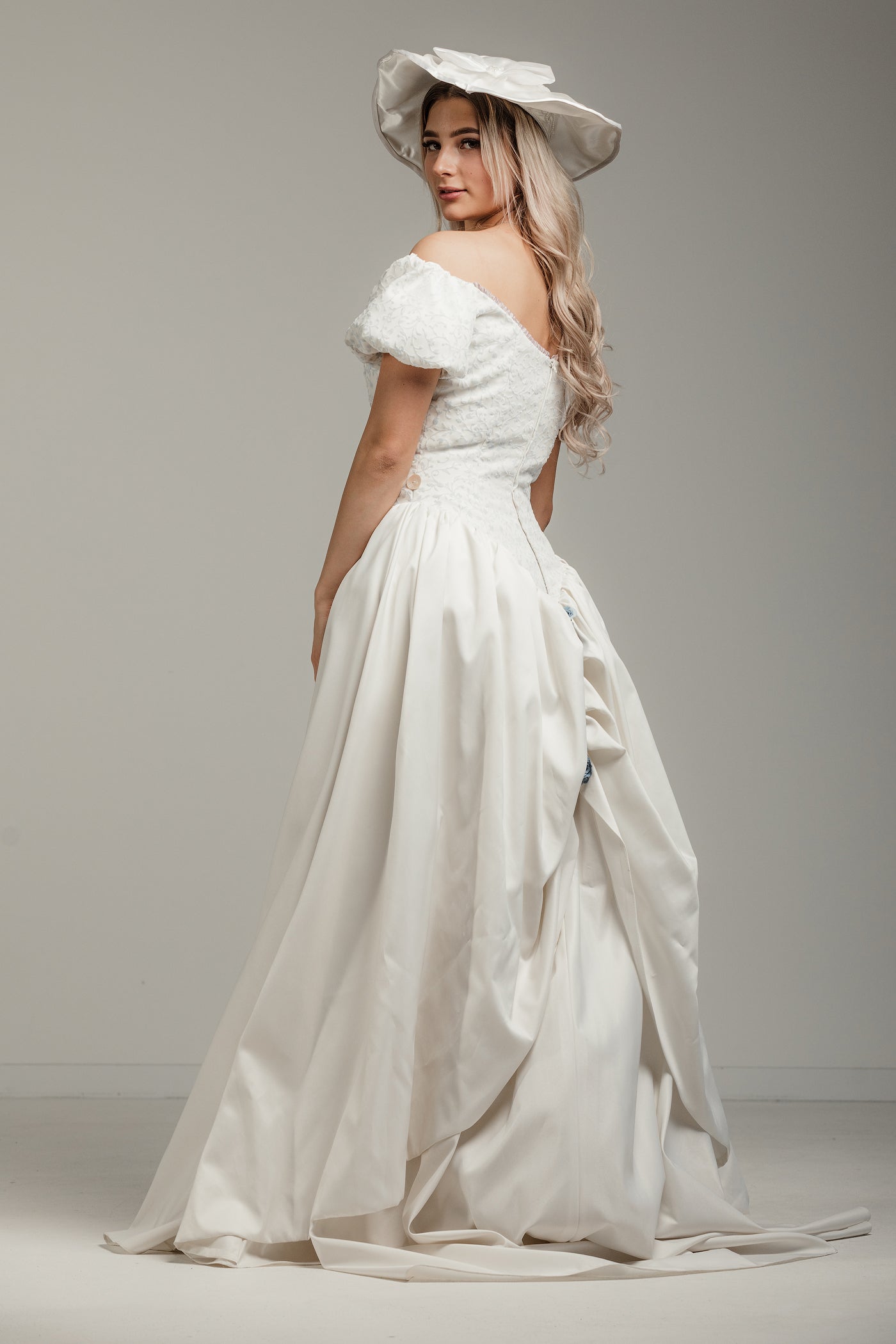 Vintage Brautkleid, cremefarbend mit Hut