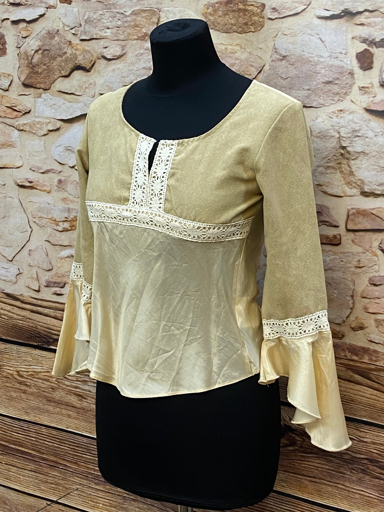 „Vintage Trachtenshirt Damen im traditionellen Landhausstil mit alpinen Details“