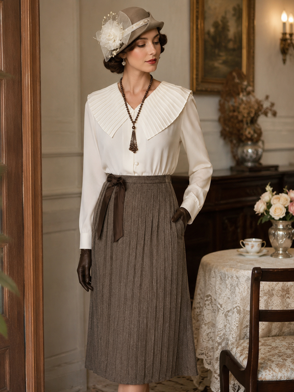„Elegantes 1920er Damen Outfit mit weißer Bluse, Plisseekragen, langem Faltenrock, Cloche Hut und brauner Perlenkette im Downton Abbey Stil“