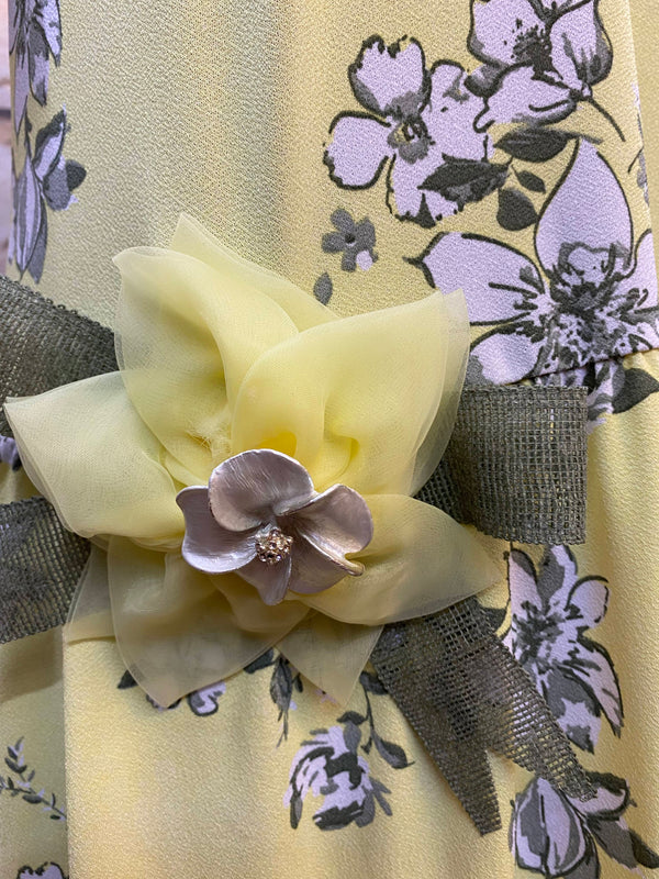 „Dekorativer Gürtel mit gelber Blüte und grünem Band passend zum gelben Retro Gartenparty Kleid“