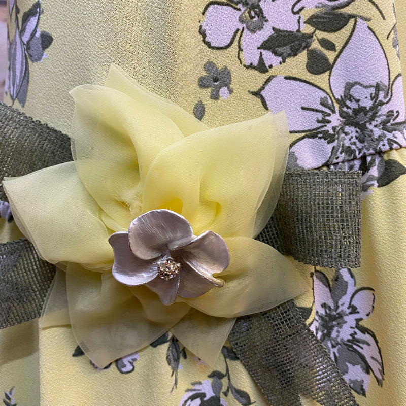 „Dekorativer Gürtel mit gelber Blüte und grünem Band passend zum gelben Retro Gartenparty Kleid“